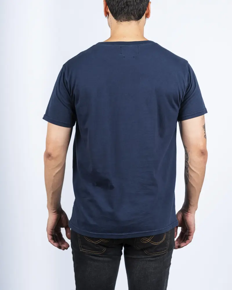 REMERA CON BOLSILLO AZUL